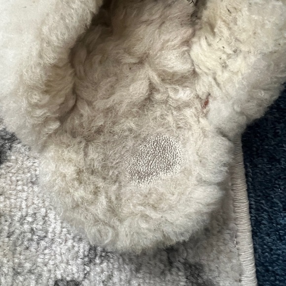 Women's chestnut UGG slippers worn size 7 - Picture 3 of 4